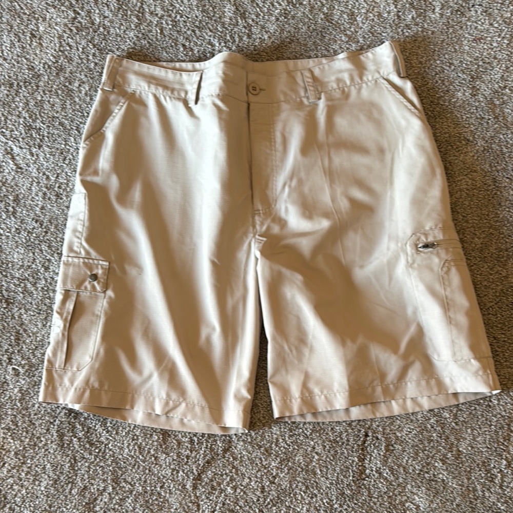 Under Armour Men's Tan Cargo Shorts size 40